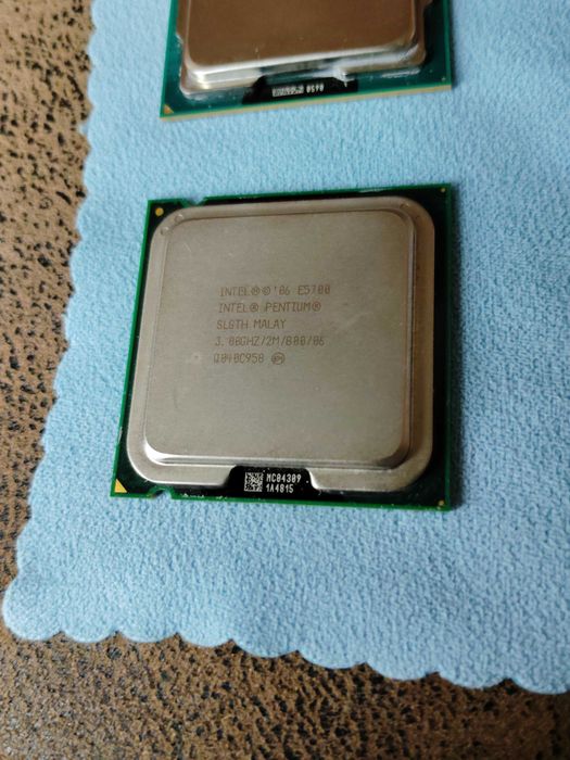 2 процесора  Intel  i3  та  pentium - 4 та 2 ядерні.