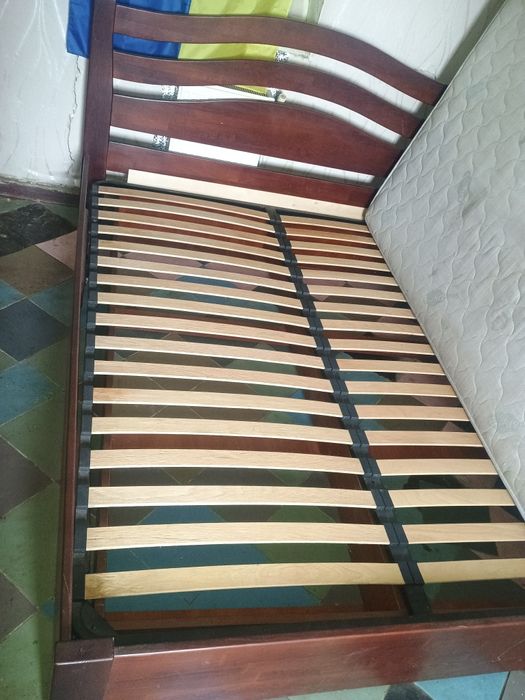 Двухспальная кровать с матрасом