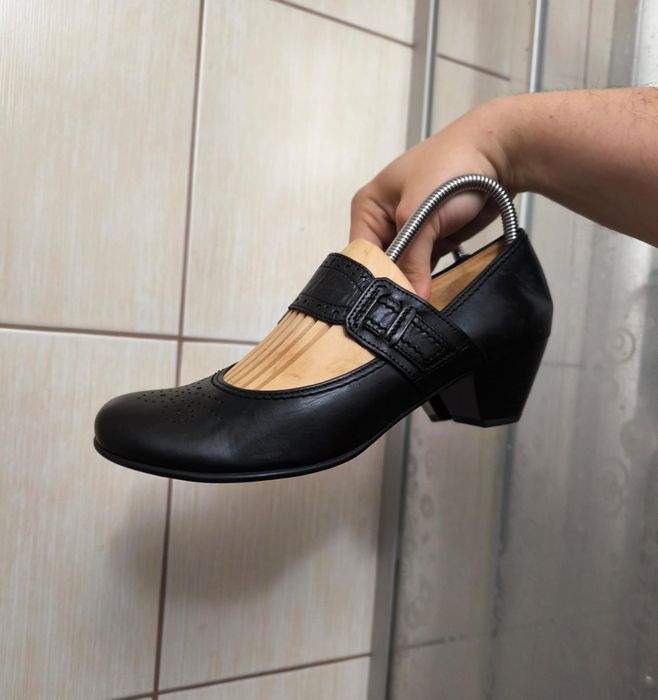 Damskie buty 40 skórzane marki Gabor w kolorze czarnym charakteryzuje fason typu Mary Jane z szerokim, perforowanym paskiem na podbiciu. Model posiad