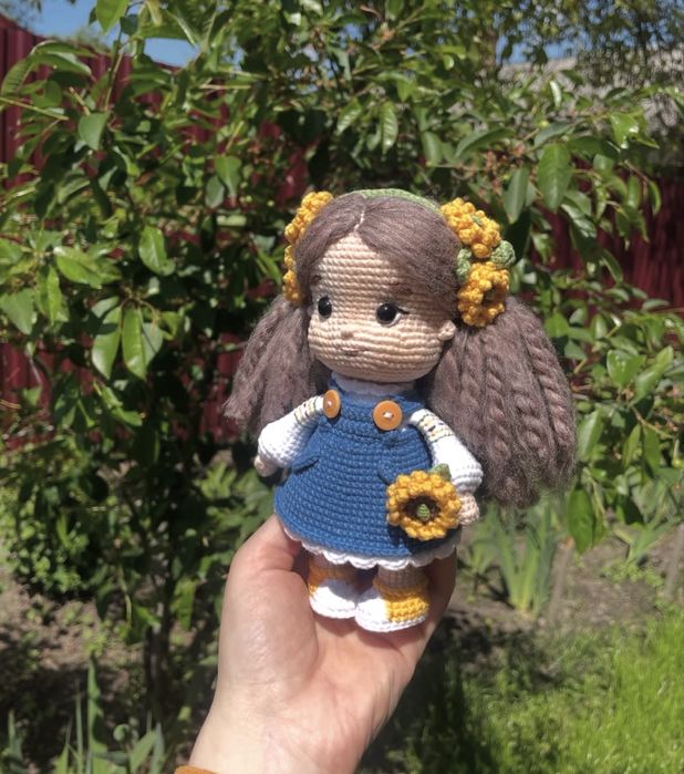 Лялька дівчинка з соняшниками