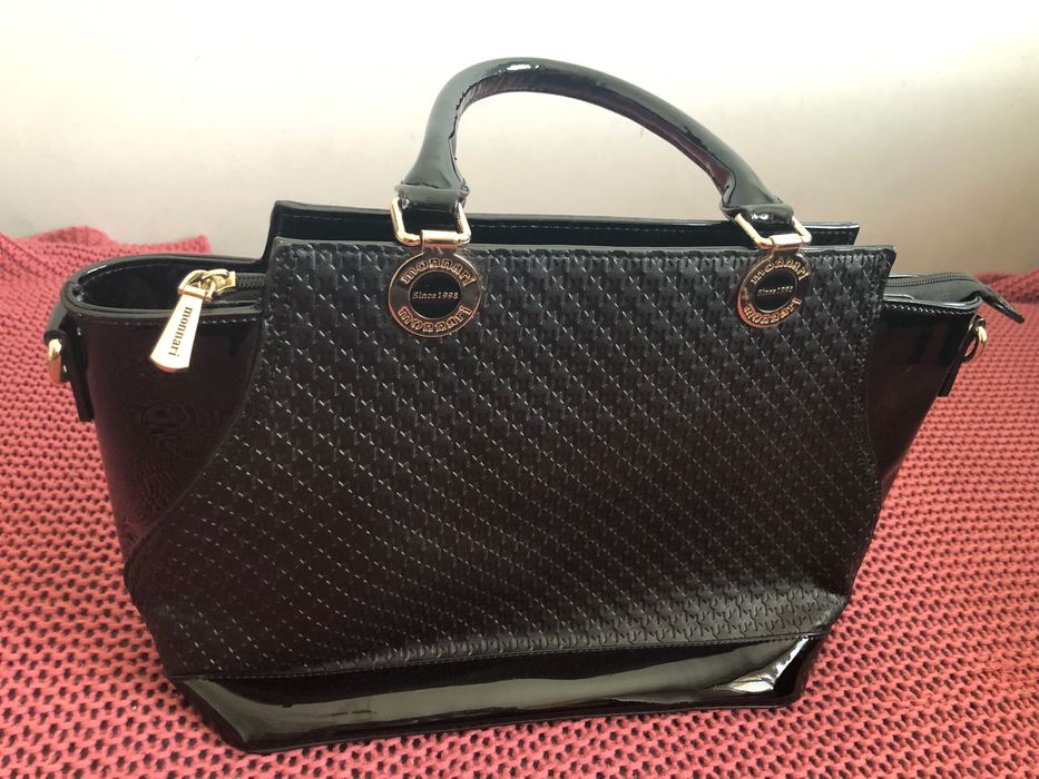 Lakierkowana torebka Monnari