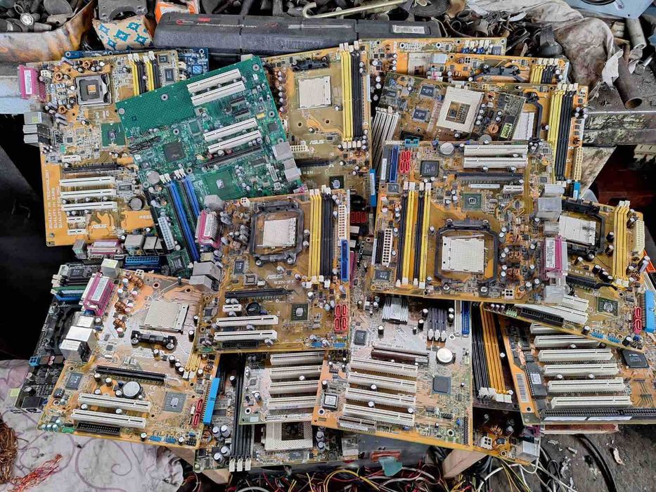 Продам комп'ютерні материнські плати б/у. 200грн.