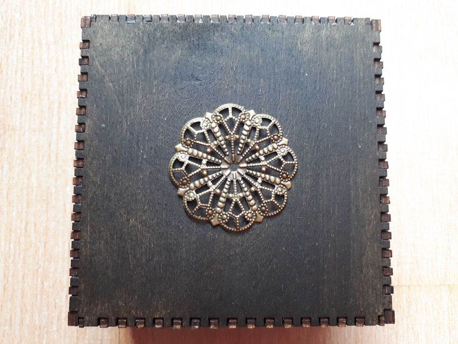 Drewniana kasetka, szkatułka - wym. 10 x 10 x 5 cm