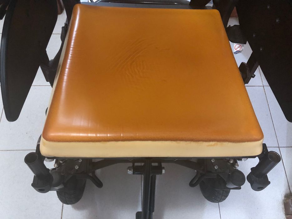 Vendo Cadeira Invacare Bora + Almofada Roho