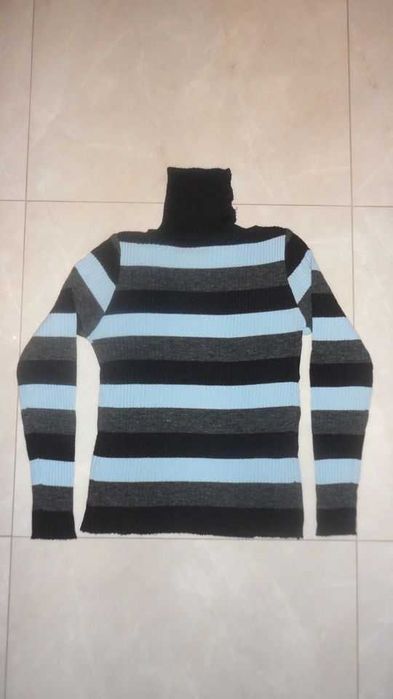 Camisola de senhora em malha às riscas azul, cinza e preta