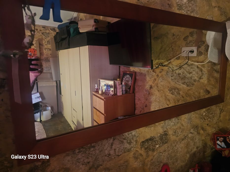 Cama e comoda com espelho