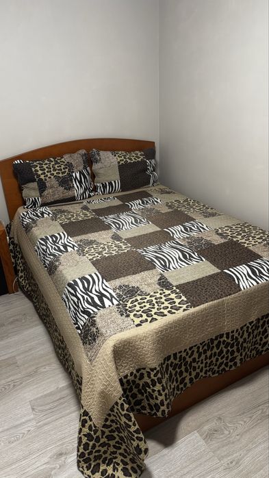 Cama de casal elevatoria e mesinha de cabeçeira