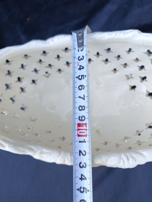 Ceramiczna ażurowa patera z cherubinami