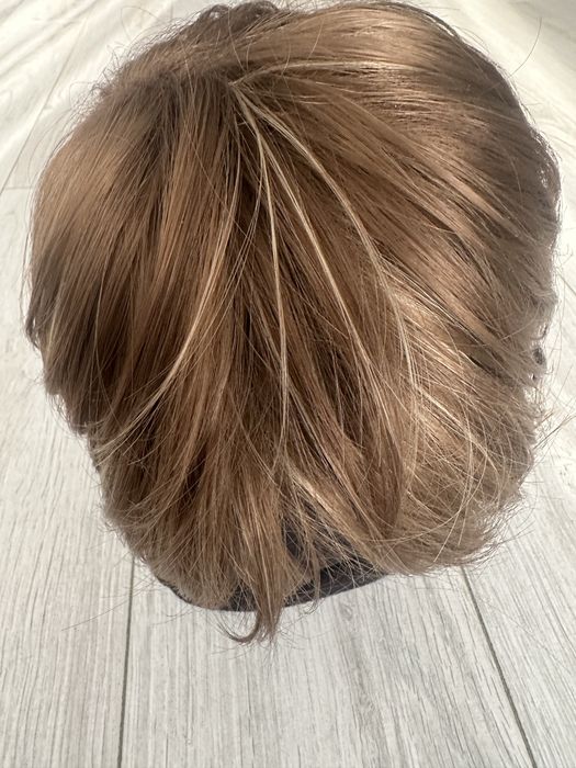 Peruka.ciemny blond.