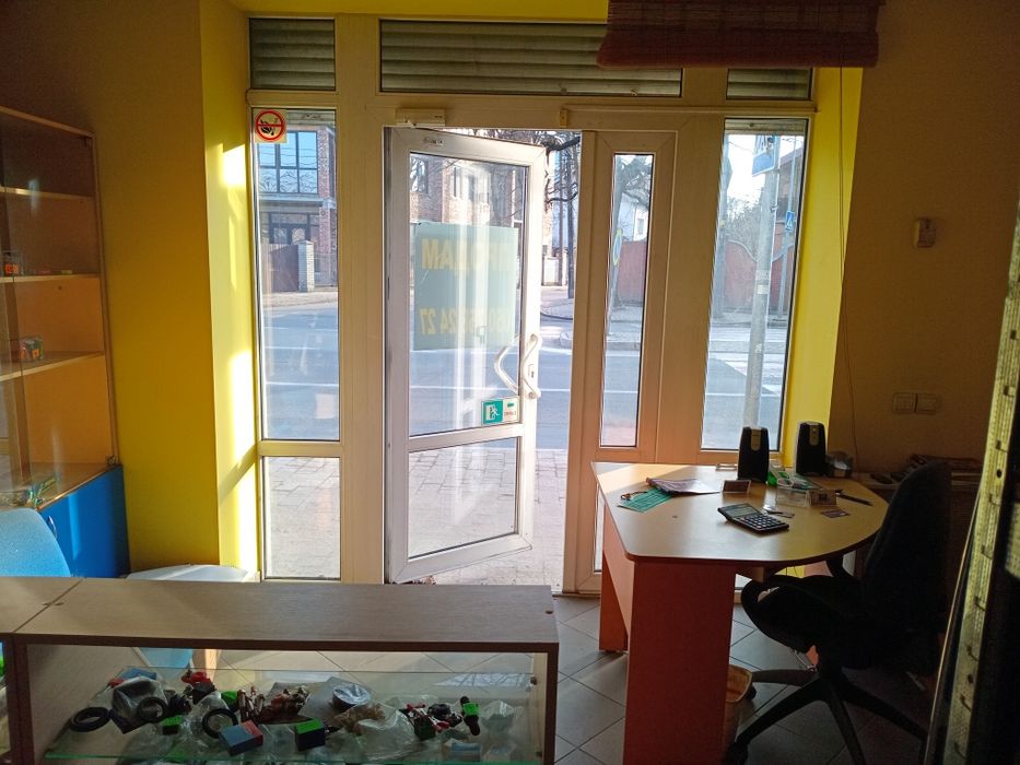 Магазин АВТОЗАПЧАСТИНИ,по вул.Незалежності,по центральній вул.