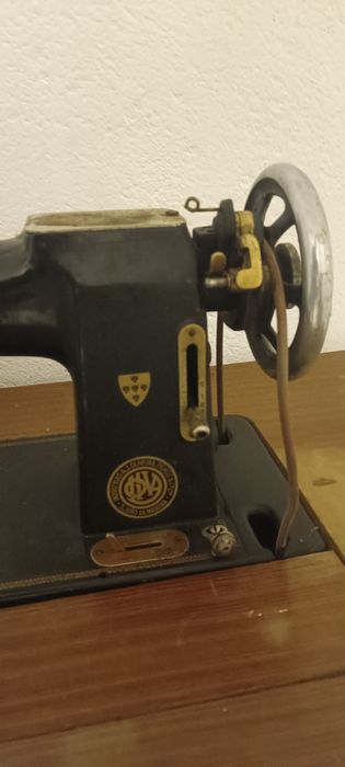 Máquina de costura oliva como nova bem cuidada