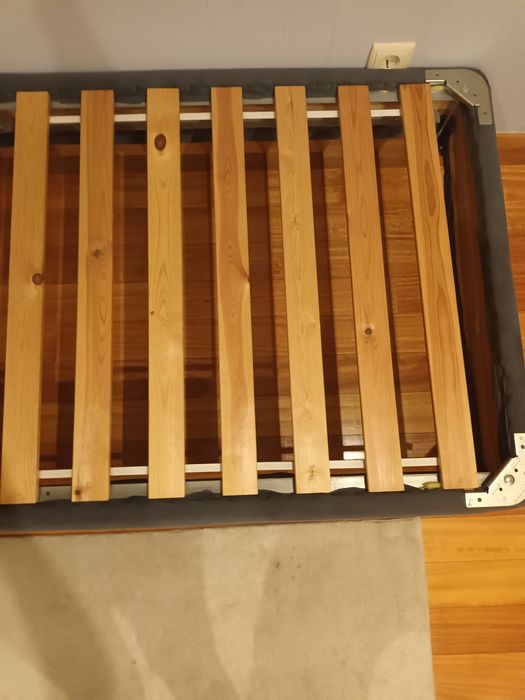 Cama com estrado,estufada em tecido veludo cinza