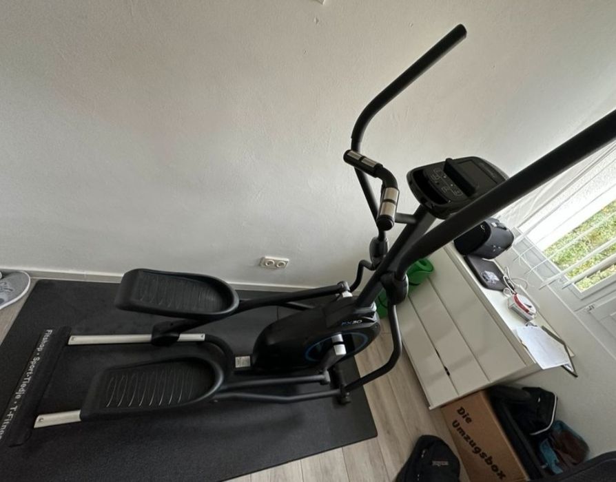 Kompaktowy orbitrek Cardiostrong fx30, idealny dla kobiet