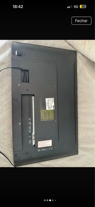 Televisão Blaupunkt com suporte e comando