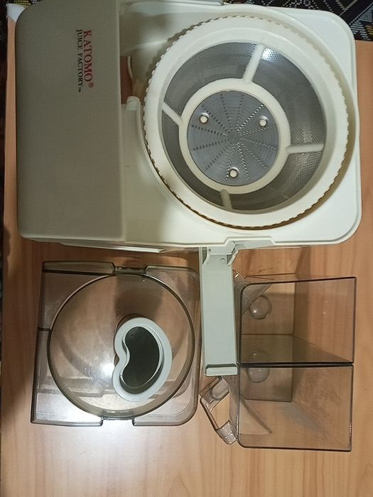 Продам электрическую соковыжималку.