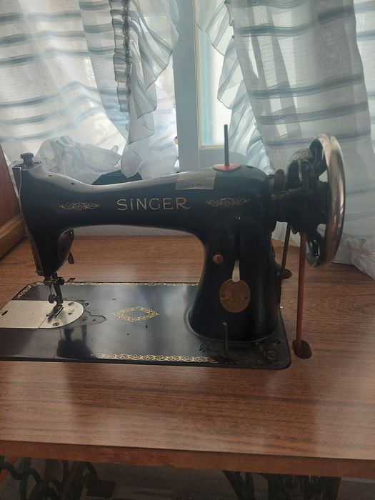 Máquina costura Singer com mesa