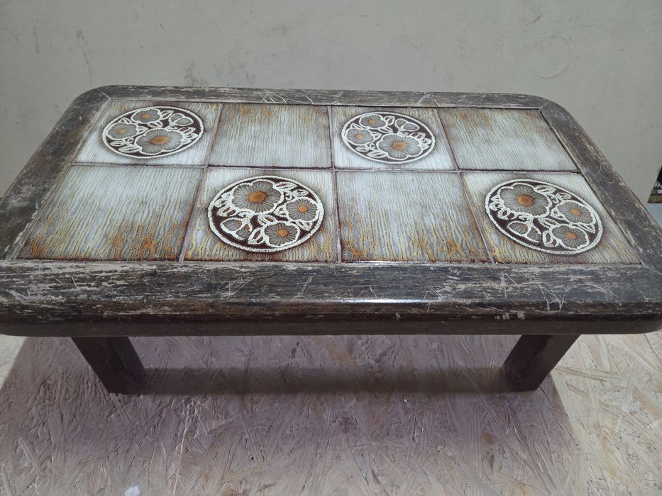 Stolik drewniany z płytkami ceramicznymi. Niski.