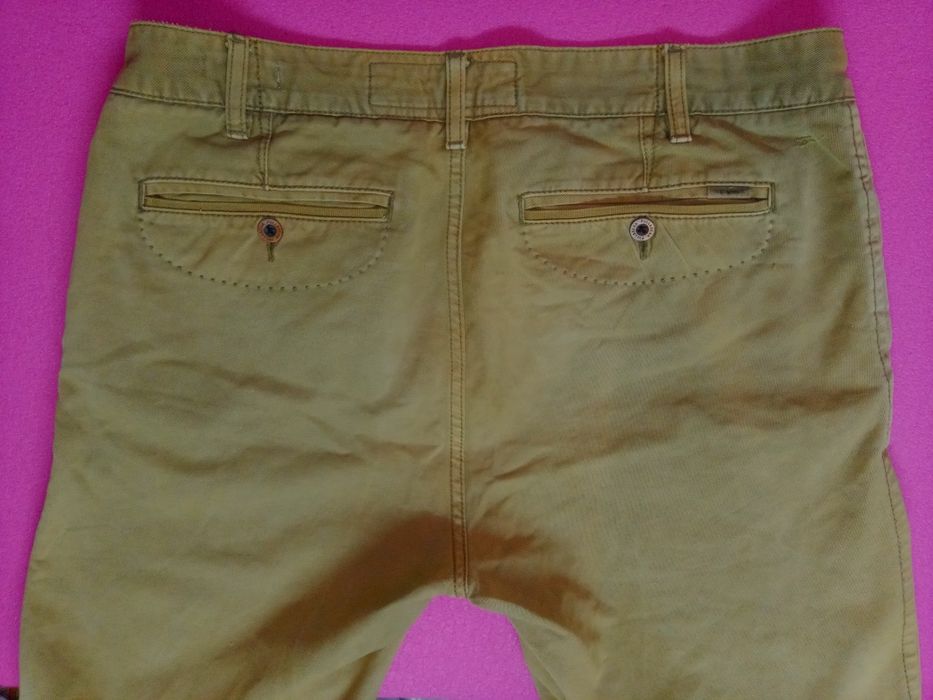 Джинсы  зелёные.