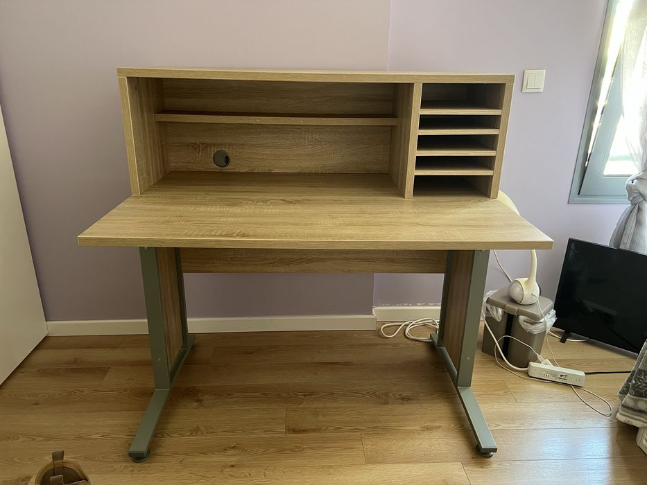 secretária em estado quase novo