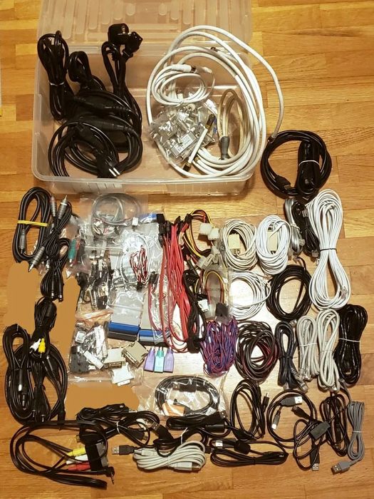 Cabos diversos (alimentação, PC, TV, Áudio, USB, Ethernet, Tlf, etc.)