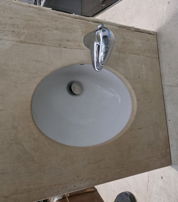 tampos de casa de banho em marmore com lavatorio e torneira. Entrego no Porto.