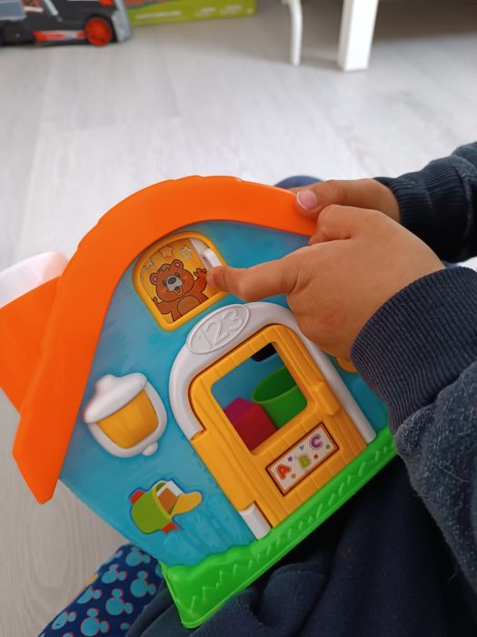 Casa de brincar com formas geométricas para encaixar