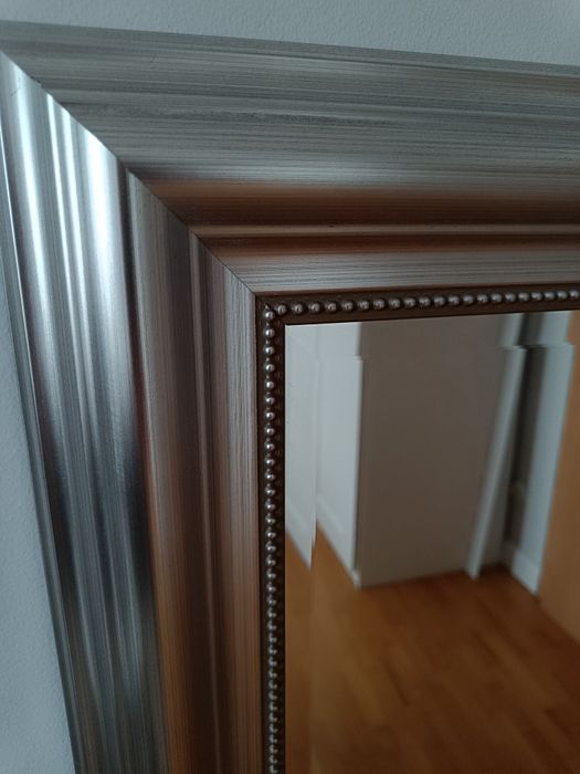 Lustro w srebrnej ramie