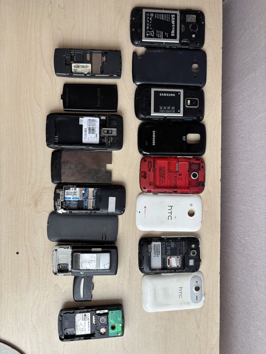 Лот старих телефонів