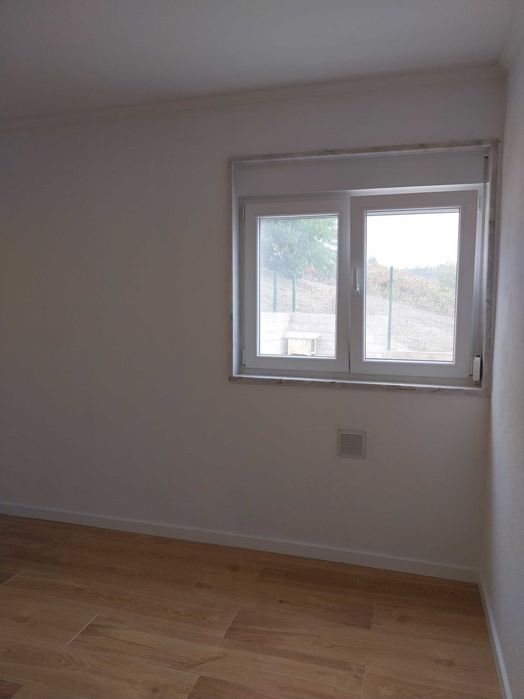 Alugo imóvel T2 r/chão, com 63m2 e área exterior privada.