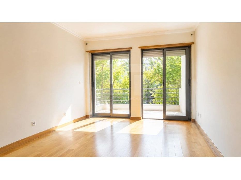 Apartamento T3 na Urbanização Alto da Mira, Amadora, com elevador.