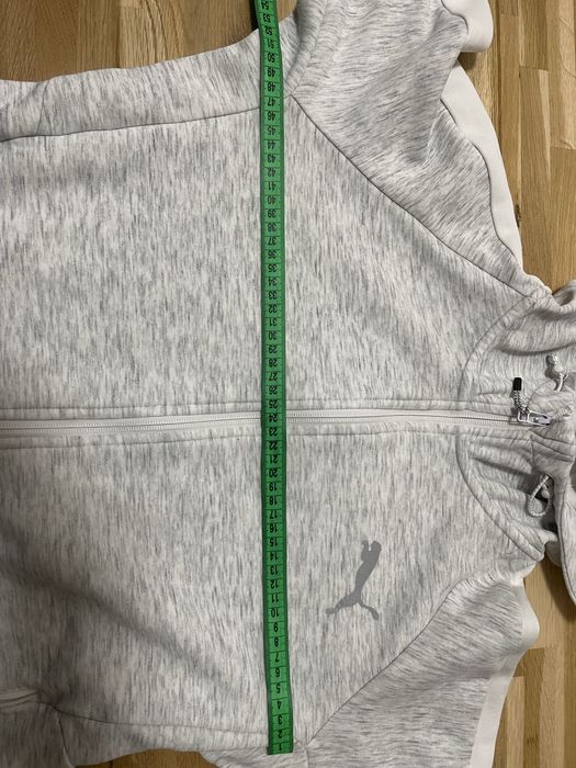 Стильна сіра кофта з капюшоном від бренду Puma.