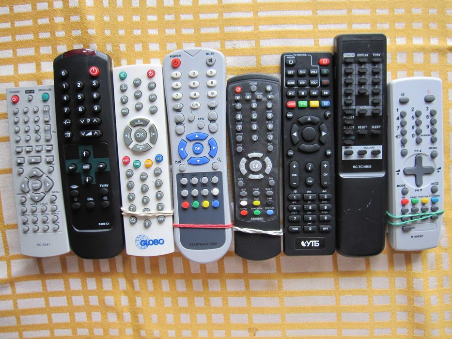 Пульты для TV, SAT тюнеров, DVD плееров и др. одним лотом 26 шт. новые