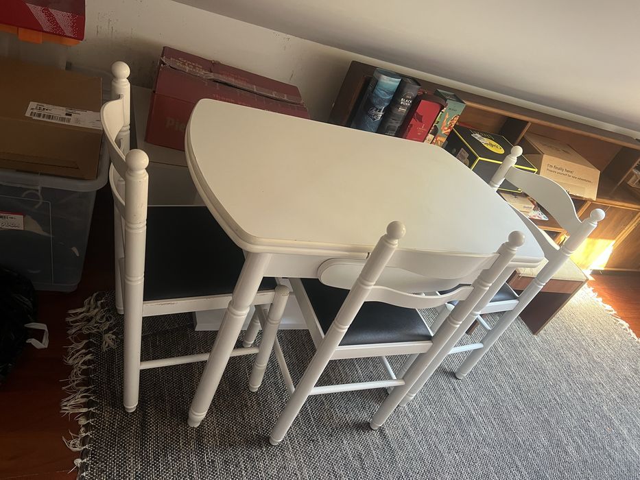 Mesa de cosinha com 4 cadeiras