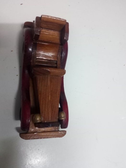 Miniatura de Carro em Madeira