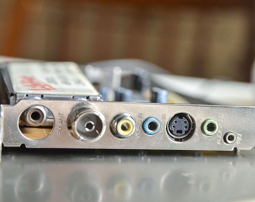 TV- и FM-тюнер полностью рабочий