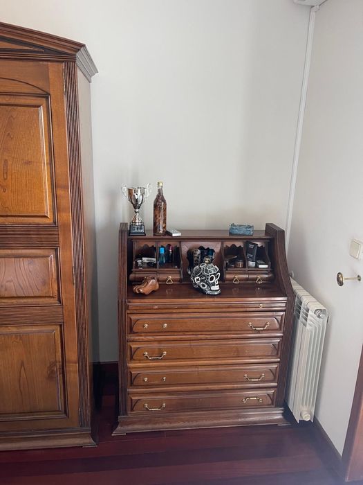 Quarto completo, cama, roupeiro, comuda, cadeira