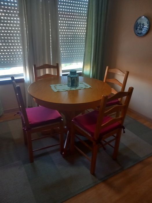 Vendo mobília de quarto de casal 100€ cada quarto e vendo,  mobília de sala com mesa que abre e tem 6 cadeiras 200€