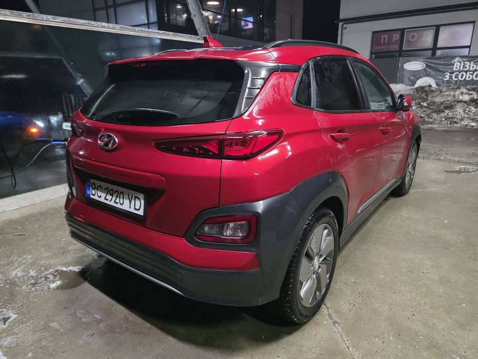 Hyundai kona electric 2019 рік, 64кв, 140000 гарна комплектація