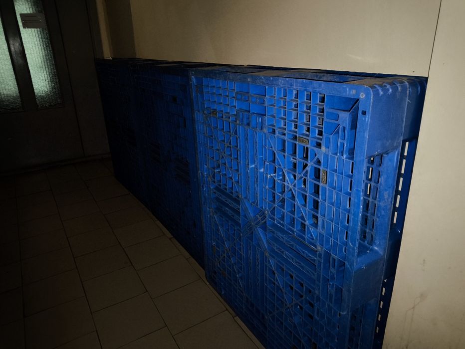 продам пластикові палети