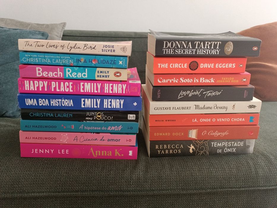 Livros variados em bom estado