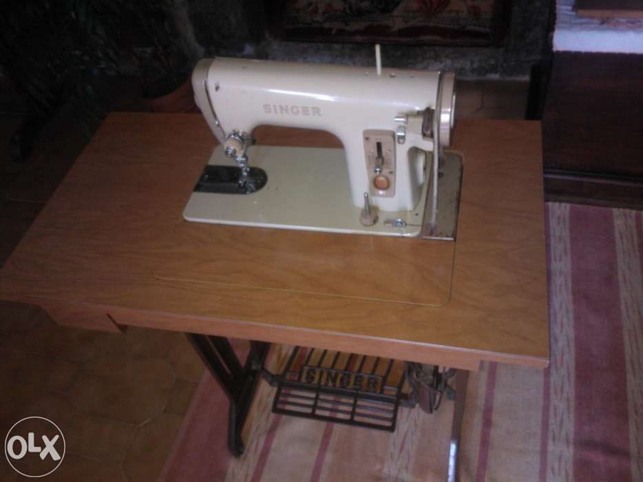Máquina de costura Singer com mesa integrada