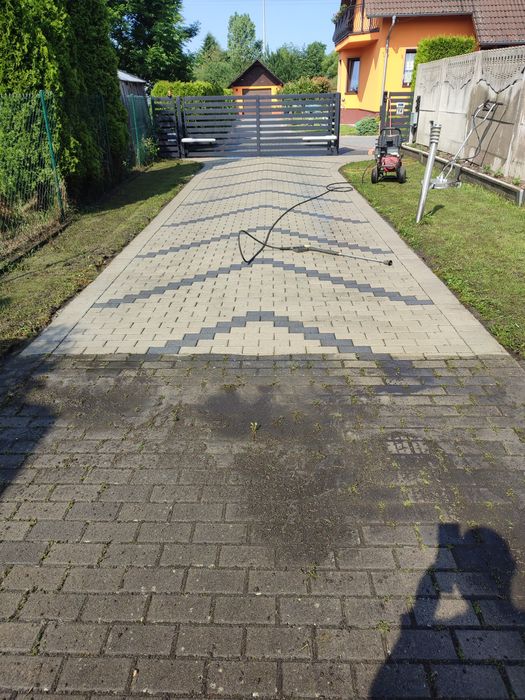 Mycie kostki usuwanie mchu