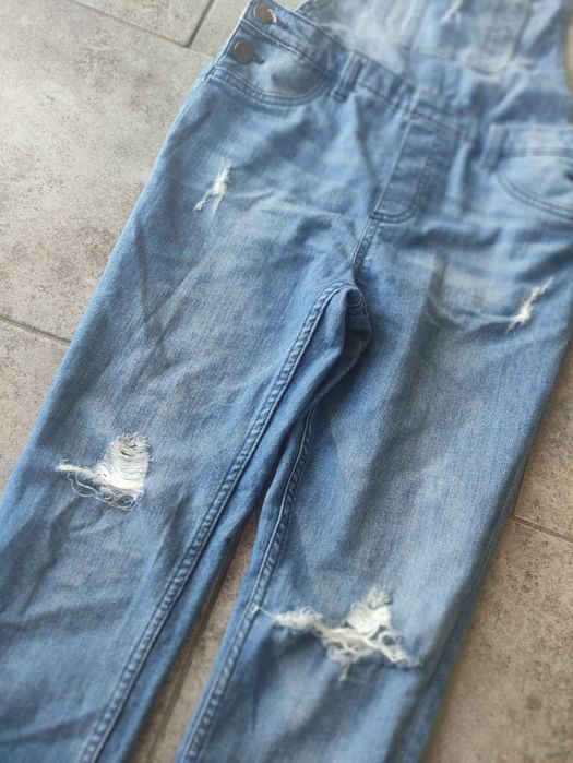 Spodnie jeans na szelkach ogrodniczki