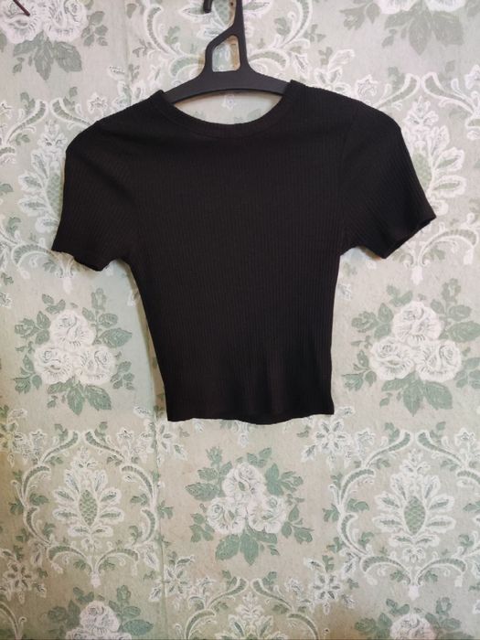 чёрный топ в рубчик