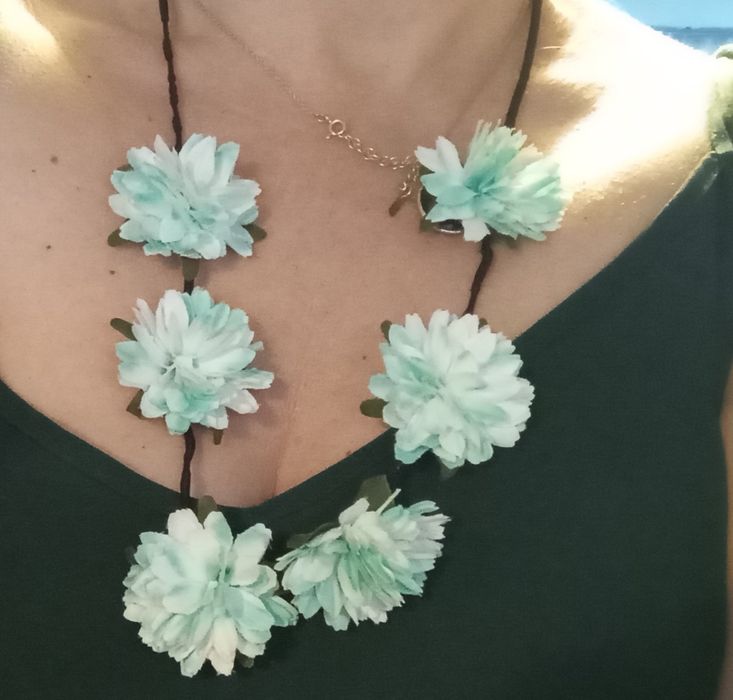 Colar de flores em tons de azul
