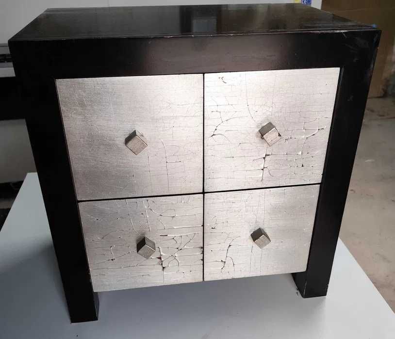 Cama com colchão e mesas cabeceira