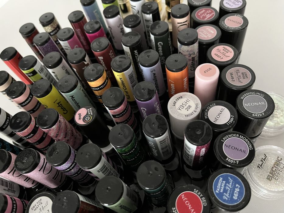 Lakiery różne marki, 79 szt.