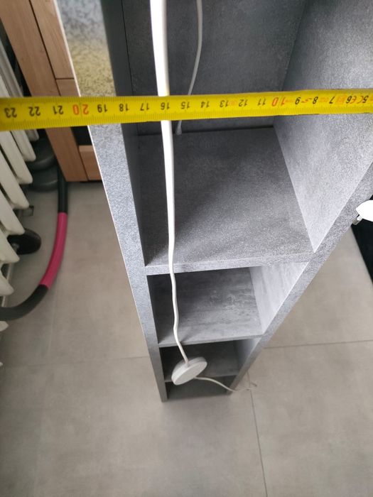 Regał wąski na książki z lampką