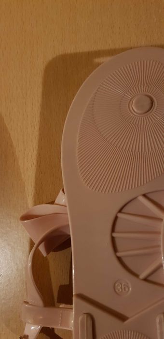 Sprzedam meliski gumowe nowe sandałki rozmiar 36