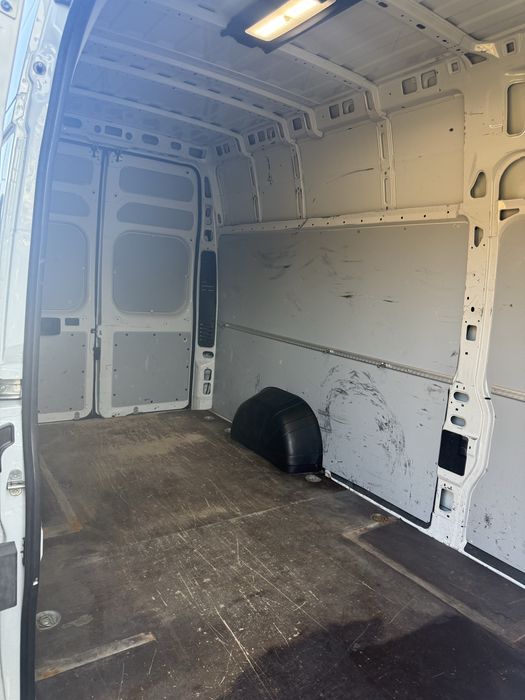 Oferuje  transport z kierowca